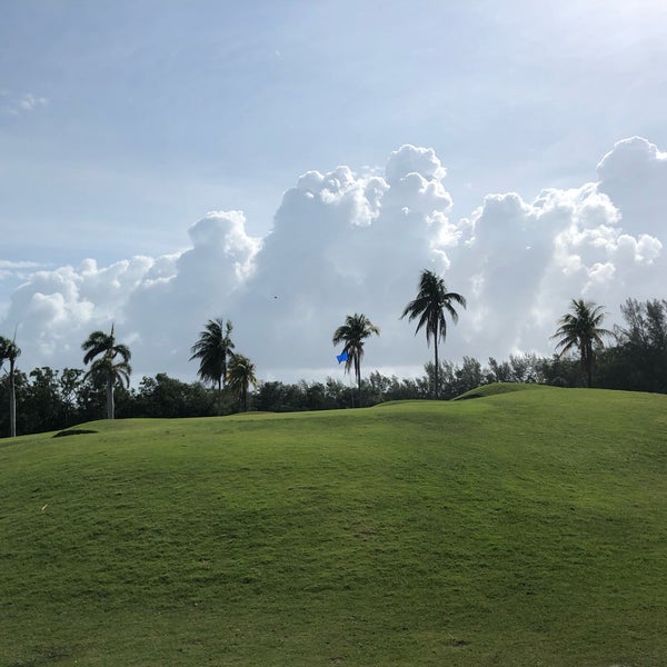Foto scattata a Crandon Golf at Key Biscayne da William S. il 4/15/2018