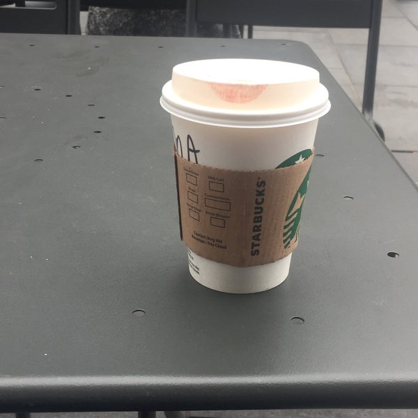 Das Foto wurde bei Starbucks von Mona am 9/29/2016 aufgenommen