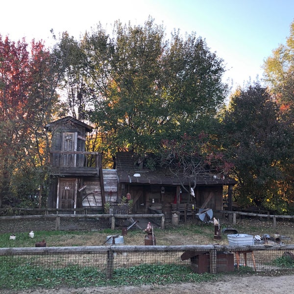 Photo taken at Vala&#39;s Pumpkin Patch &amp; Apple Orchard by Denny C. on 10/25/2019
