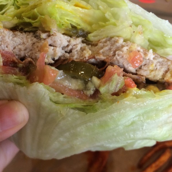 6/14/2014にKailaがMOOYAH Burgers, Fries &amp; Shakesで撮った写真
