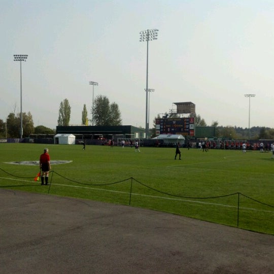รูปภาพถ่ายที่ Husky Soccer Field โดย BILL P. เมื่อ 9/23/2012