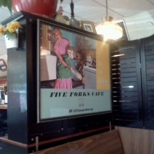 Foto tomada en Five Forks Cafe  por Matthew P. el 9/15/2012