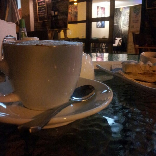 Das Foto wurde bei Santa Kofein Coffee House von Léo P. am 5/24/2013 aufgenommen
