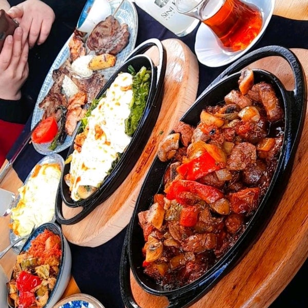 Foto scattata a Sini Köşk Restaurant da Elifinci A. il 3/31/2022