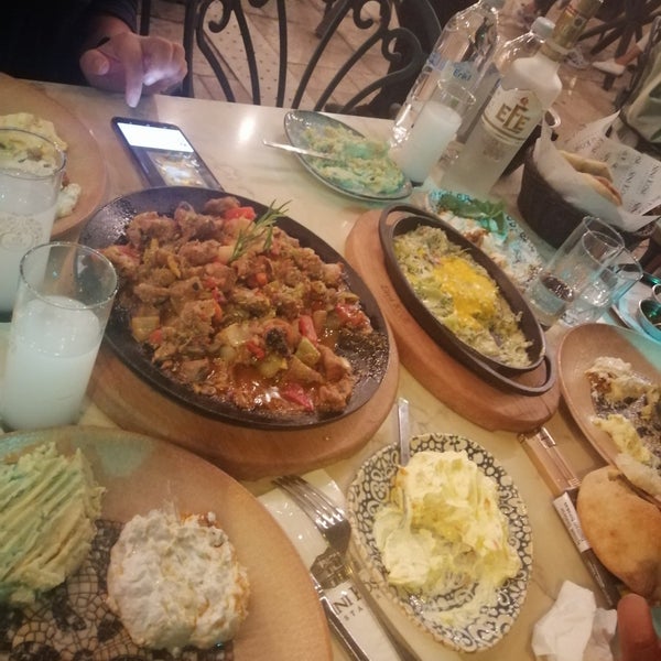 Foto scattata a Sini Köşk Restaurant da Elifinci A. il 9/26/2022