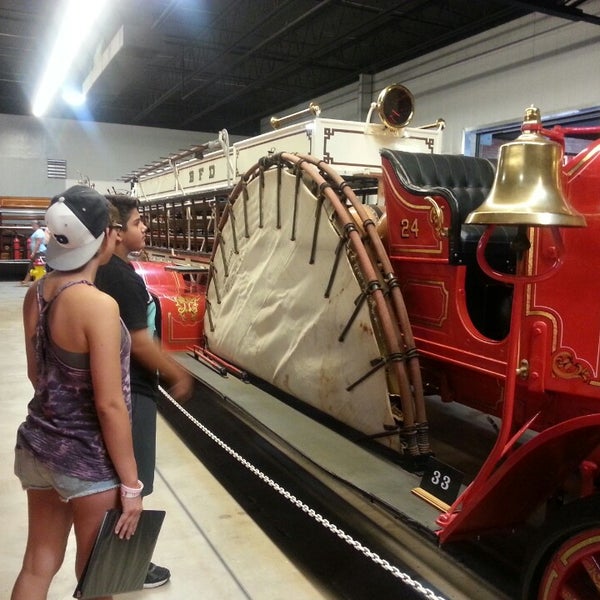 Foto tomada en Hall of Flame Fire Museum and the National Firefighting Hall of Heroes  por Alaina G. el 8/5/2014