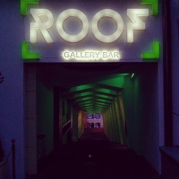 10/4/2014 tarihinde Andres F.ziyaretçi tarafından ROOF Gallery Bar'de çekilen fotoğraf