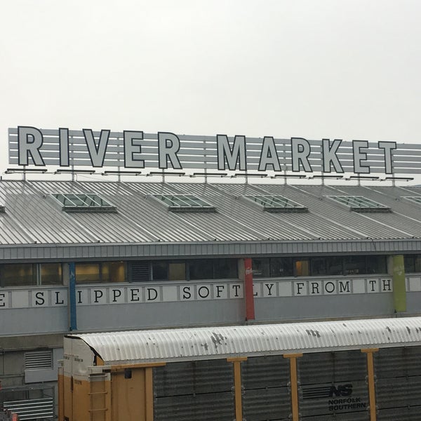 Foto tirada no(a) River Market por N em 4/1/2017