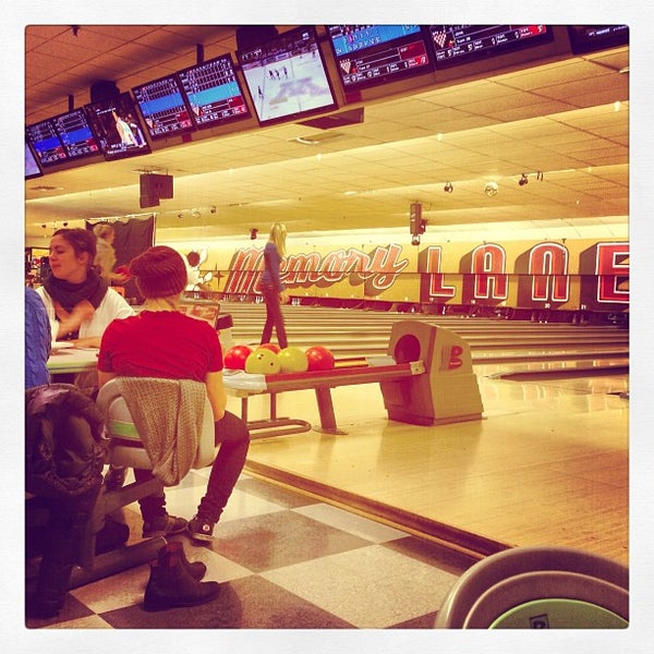 Photo taken at Memory Lanes and the Flashback Cafe by Jonny T. on 1/12/2013