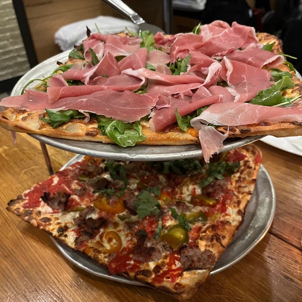 Foto diambil di Adrienne&#39;s Pizza Bar oleh Elliot C. pada 11/7/2021