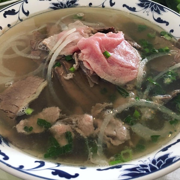 4/23/2016 tarihinde Gary N.ziyaretçi tarafından Pho Tri Vietnamese Restaurant'de çekilen fotoğraf