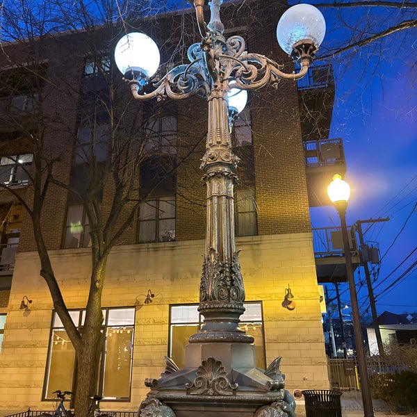 Photos at Lincoln Square (Giddings Plaza) Ravenswood 28 tips from