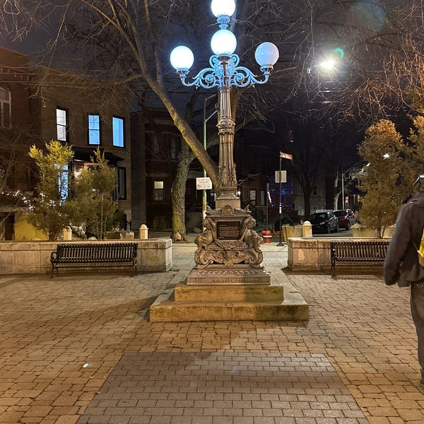 Photos at Lincoln Square (Giddings Plaza) Ravenswood 28 tips from