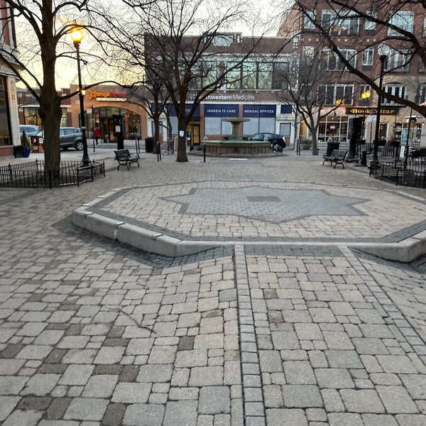 Photos at Lincoln Square (Giddings Plaza) Ravenswood 28 tips from