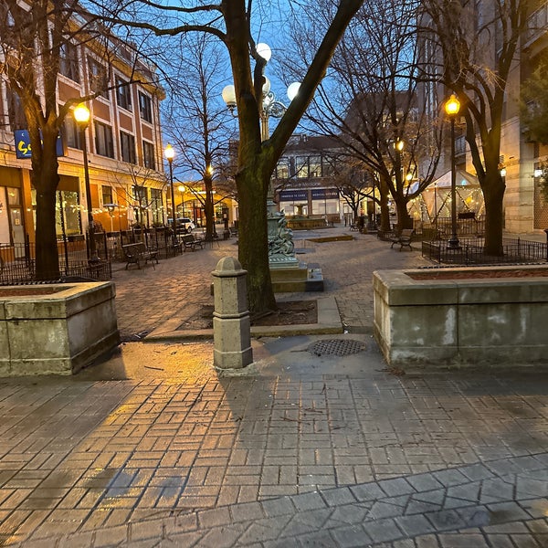 Photos at Lincoln Square (Giddings Plaza) Ravenswood 28 tips from