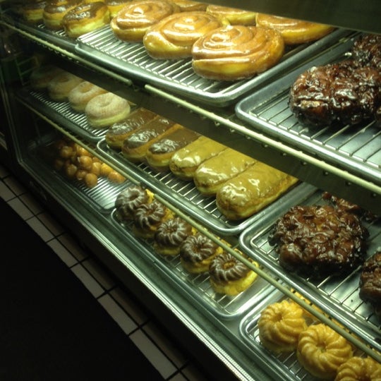 10/13/2012 tarihinde Danziyaretçi tarafından Allstar Donuts'de çekilen fotoğraf