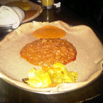 Foto diambil di Bati Ethiopian Restaurant oleh Shannon pada 12/16/2011