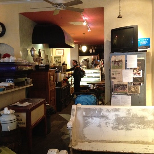 2/16/2012 tarihinde Chris H.ziyaretçi tarafından Cupcake Cafe'de çekilen fotoğraf