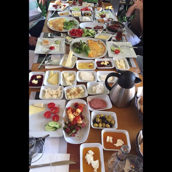 Das Foto wurde bei Afzelia Cafe Restaurant von a Ysflevoo am 9/5/2015 aufgenommen