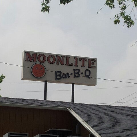 รูปภาพถ่ายที่ Moonlite Bar-B-Q Inn โดย J.R. E. เมื่อ 5/19/2013