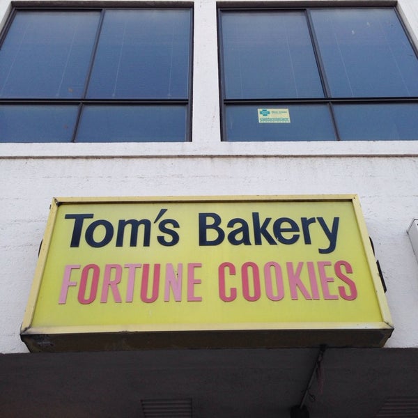 Foto scattata a Tom&#39;s Bakery Fortune Cookies da Kevin N. il 1/10/2014