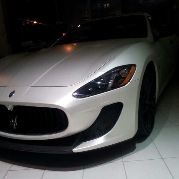 รูปภาพถ่ายที่ Maserati of Manhattan โดย E M. เมื่อ 6/21/2013