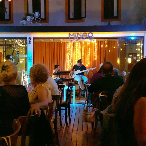 Foto diambil di Minör Restaurant (Cafe Minor) oleh Senhayat pada 9/13/2016