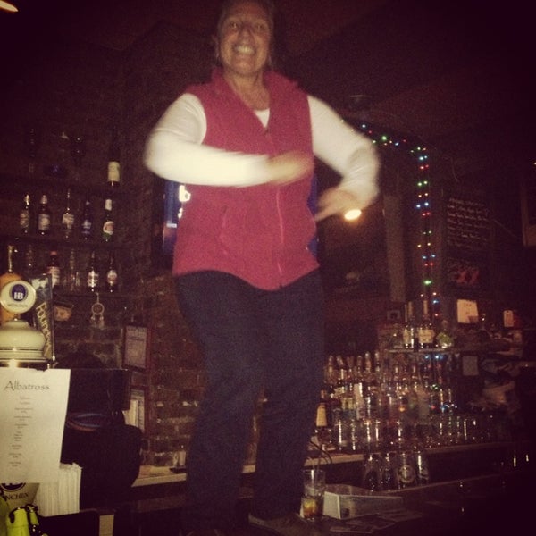 รูปภาพถ่ายที่ Albatross Bar โดย Maureen M. เมื่อ 1/12/2013