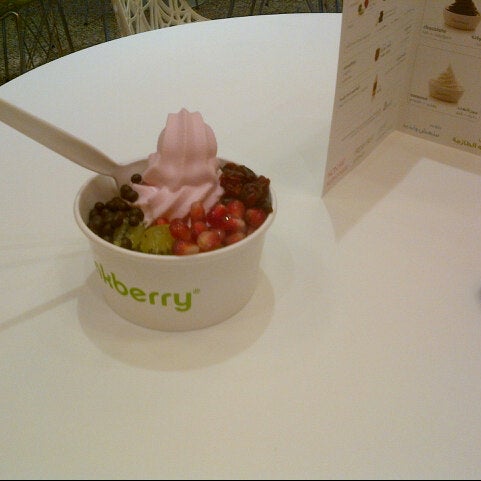 Photo taken at Pinkberry by Mohamed D. on 11/26/2012