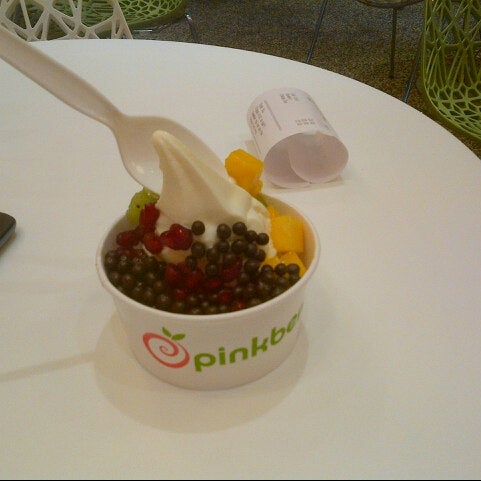 Photo taken at Pinkberry by Mohamed D. on 10/28/2012