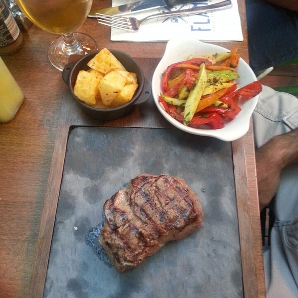 Das Foto wurde bei Flame Burger &amp; Steak House von Treysi B. am 7/7/2013 aufgenommen