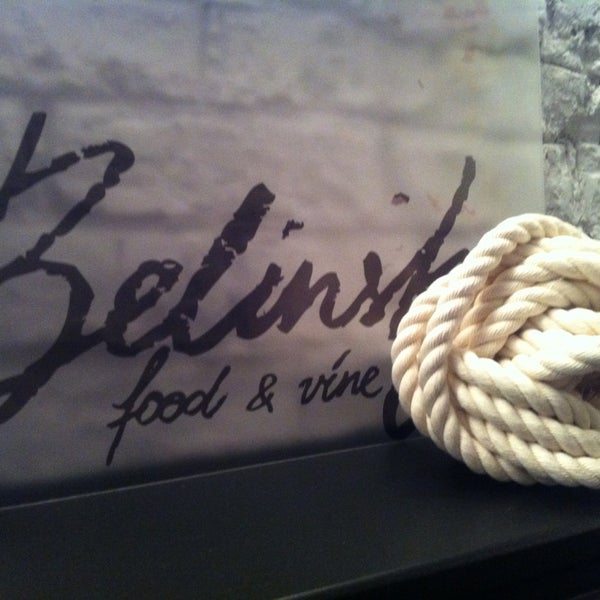 รูปภาพถ่ายที่ Belinsky Food&amp;Vine โดย Mary เมื่อ 12/13/2013