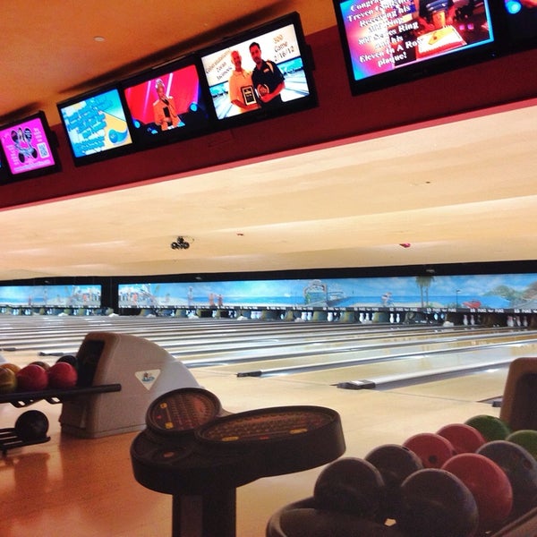10/2/2013 tarihinde Chloe N.ziyaretçi tarafından Pinz Bowling Center'de çekilen fotoğraf