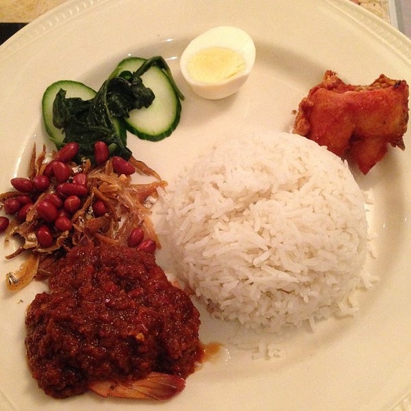 Foto diambil di Lagenda Malaysian &amp; Chinese Restaurant oleh Hazman Y. pada 5/17/2014