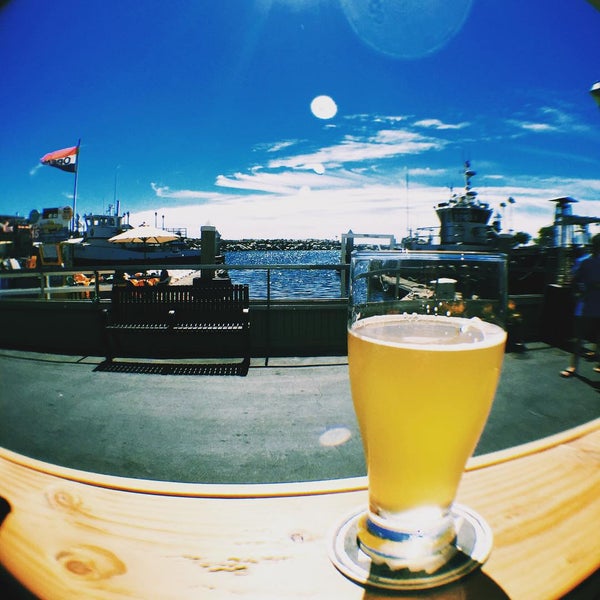 8/5/2015 tarihinde RaRa R.ziyaretçi tarafından King Harbor Brewing Company Waterfront Tasting Room'de çekilen fotoğraf