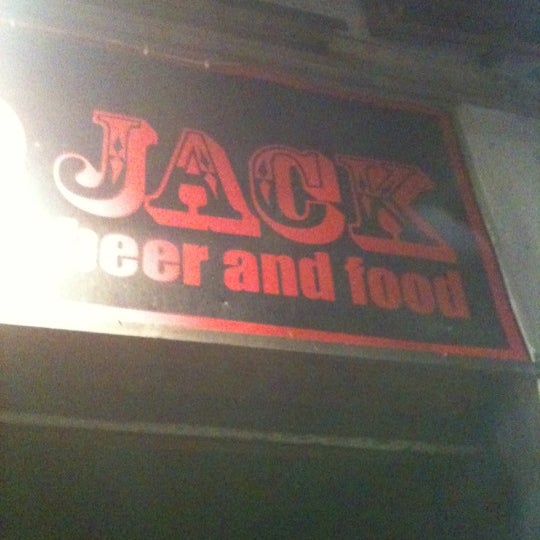 รูปภาพถ่ายที่ One Eyed Jack Beer &amp; Food โดย Jacopo เมื่อ 12/6/2012