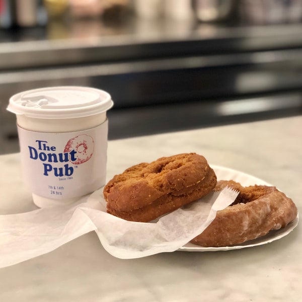 Foto tirada no(a) The Donut Pub por Andy F. em 9/7/2019