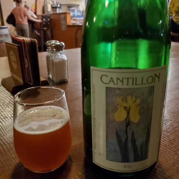 Das Foto wurde bei Pangaea Bier Cafe von John D. am 6/7/2019 aufgenommen