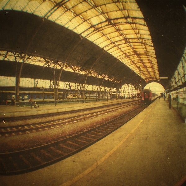 4/20/2013 tarihinde Mirek P.ziyaretçi tarafından Prag Ana Tren İstasyonu'de çekilen fotoğraf
