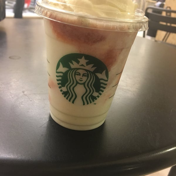 Foto diambil di Starbucks oleh Michelle S. pada 6/18/2018