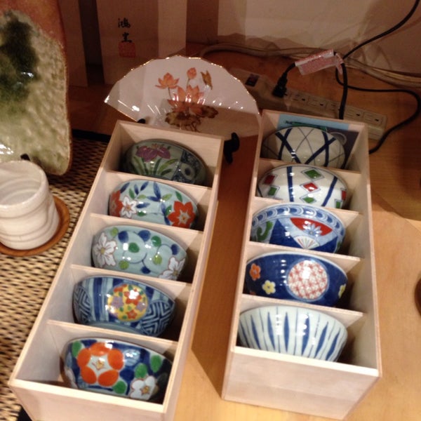 รูปภาพถ่ายที่ Tokai Japanese Gifts โดย adaro m. เมื่อ 10/17/2013