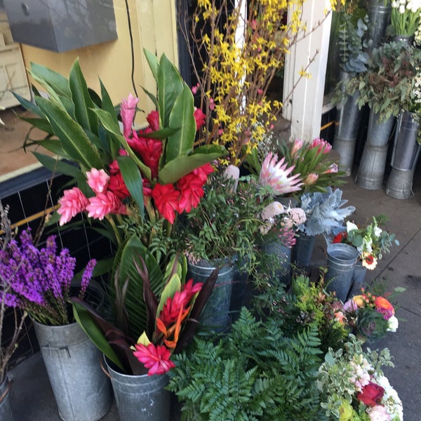 Das Foto wurde bei Le Bouquet Flower Shop von Sylvie am 3/6/2017 aufgenommen