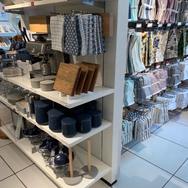 Photo taken at Crate &amp; Barrel by Sylvie on 3/17/2019