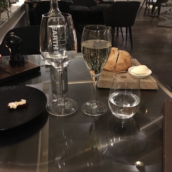 Das Foto wurde bei Bridges Restaurant von Sylvie am 1/21/2018 aufgenommen