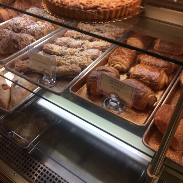 Das Foto wurde bei Schubert’s Bakery von Sylvie am 3/14/2018 aufgenommen