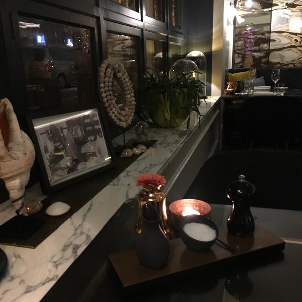 รูปภาพถ่ายที่ Bridges Restaurant โดย Sylvie เมื่อ 1/21/2018