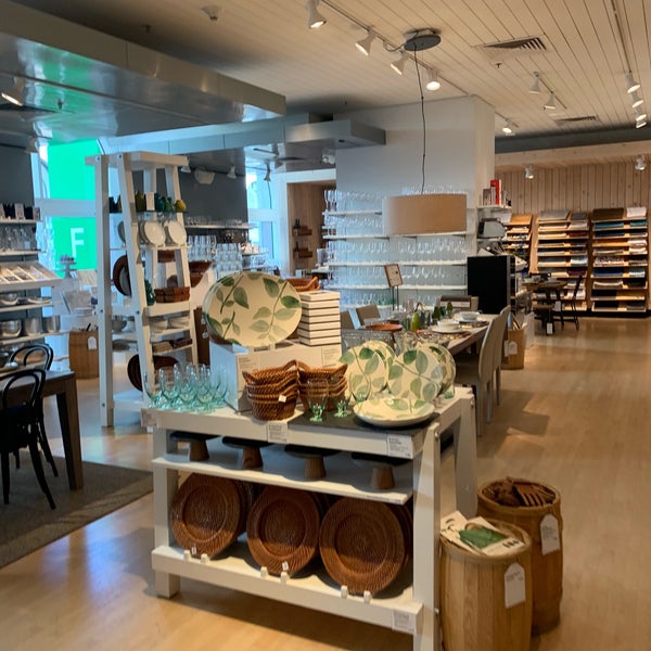 Photo taken at Crate &amp; Barrel by Sylvie on 7/20/2019