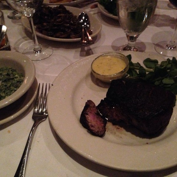 Снимок сделан в Bobby Van&#39;s Steakhouse пользователем Jeffrey E. 1/26/2014