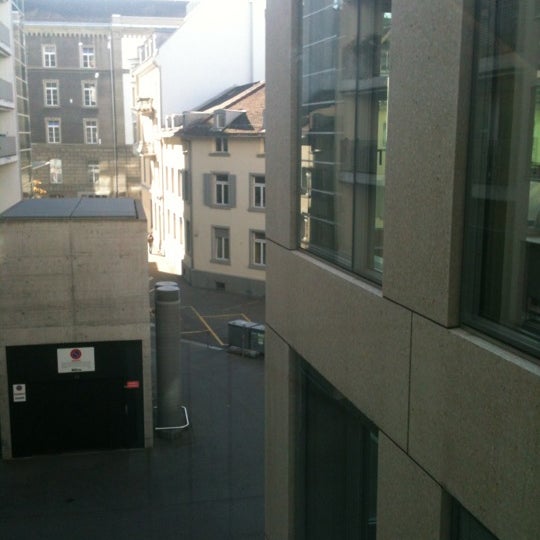 รูปภาพถ่ายที่ Hochschule für Wirtschaft Zürich (HWZ) โดย Martin Z. เมื่อ 11/9/2012