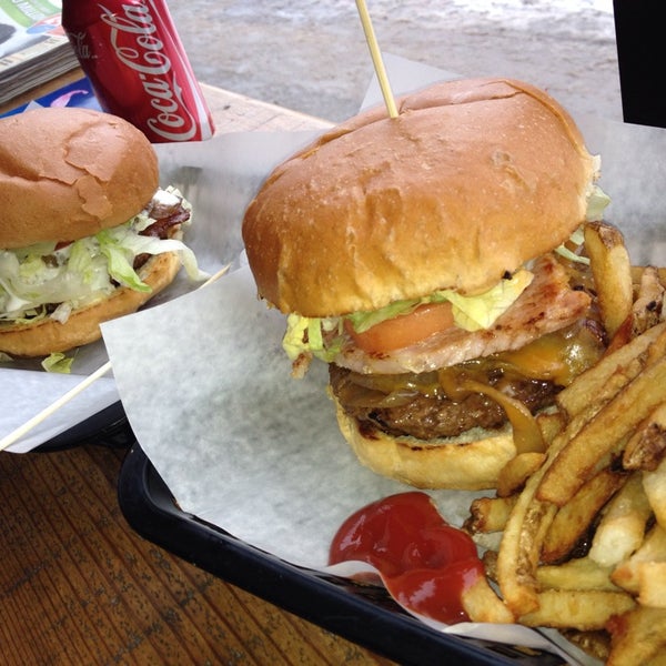 รูปภาพถ่ายที่ Burger Stomper Gourmet Burger &amp; Milkshake Bar โดย Andrew S. เมื่อ 1/10/2014